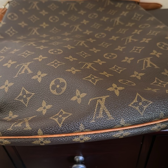 Louis Vuitton bag. Good condition. Comes with COA! - Picture 5 of 13